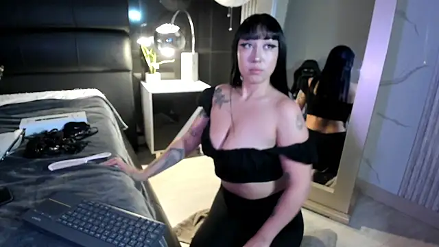 Snapshot of KomiCatt chatting on 02-17-26, 12:01 KomiCatt online show from 02-17-26, 12:01