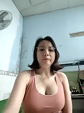 Snapshot of Famrita chatting on 02-08-26, 12:36 Famrita online show from 02-08-26, 12:36