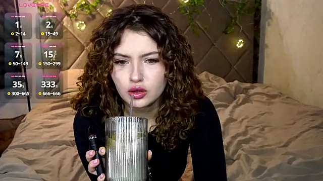 Snapshot of SueCurly chatting on 02-17-26, 09:21 SueCurly online show from 02-17-26, 09:21