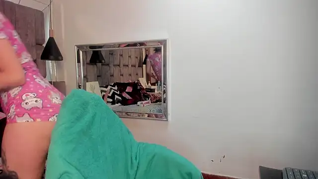 Snapshot of JenniQ69 chatting on 02-11-26, 01:49 JenniQ69 online show from 02-11-26, 01:49