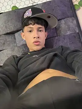 Snapshot of Adam_hottie chatting on 02-11-26, 01:32 Adam hottie online show from 02-11-26, 01:32