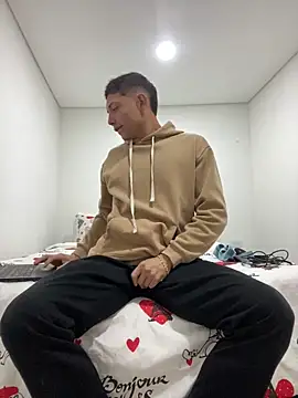 Snapshot of santiObrero chatting on 02-17-26, 12:29 santiObrero online show from 02-17-26, 12:29