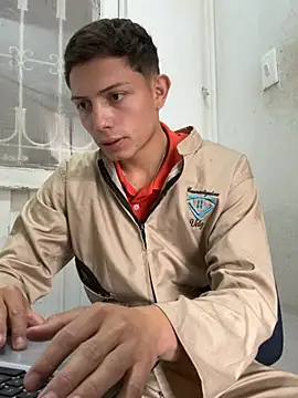 Snapshot of santiObrero chatting on 06-18-26, 03:49 santiObrero online show from 06-18-26, 03:49