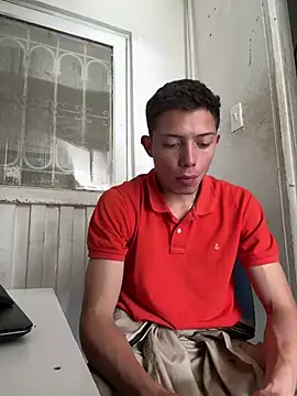 Snapshot of santiObrero chatting on 06-25-26, 02:54 santiObrero online show from 06-25-26, 02:54