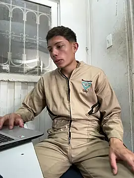 Snapshot of santiObrero chatting on 07-18-26, 04:11 santiObrero online show from 07-18-26, 04:11
