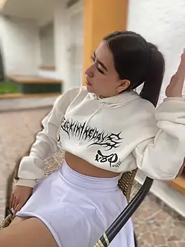 AuroraJohns Pink online show from 02-19-26, 07:54