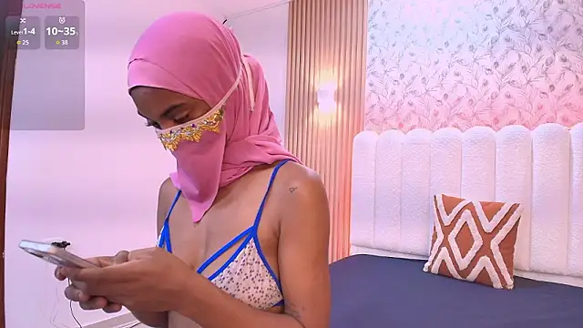 Snapshot of Amira_Alzahra chatting on 02-10-26, 05:11 Amira Alzahra online show from 02-10-26, 05:11