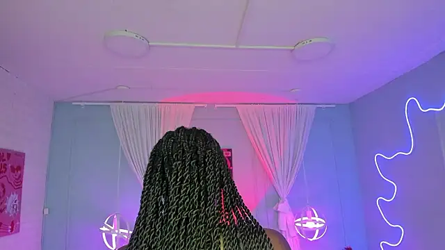 naomi campell online show from 02-16-26, 07:32