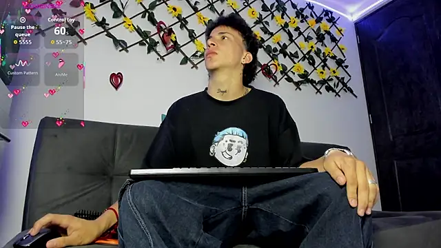 Snapshot of Maxxx_bigcockx chatting on 02-04-26, 02:17 Maxxx bigcockx online show from 02-04-26, 02:17