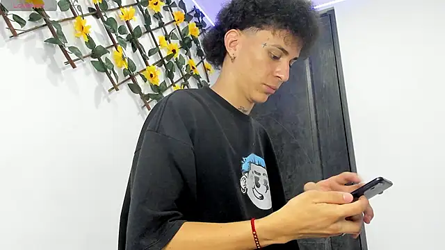 Snapshot of Maxxx_bigcockx chatting on 03-04-26, 03:23 Maxxx bigcockx online show from 03-04-26, 03:23