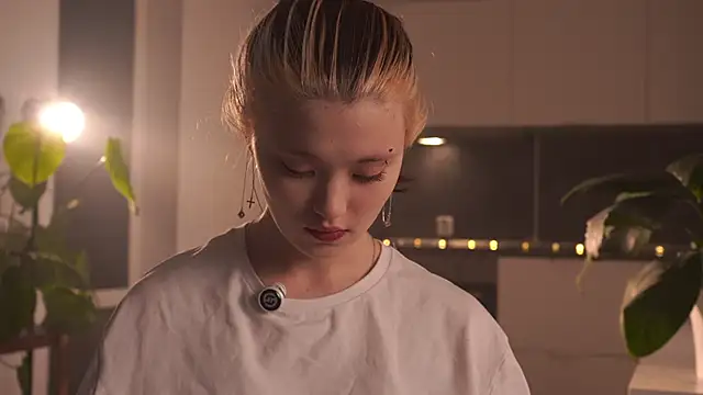 Snapshot of EleniRoeber chatting on 02-19-26, 04:25 EleniRoeber online show from 02-19-26, 04:25