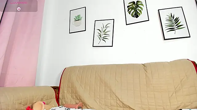 Snapshot of DomenicaW chatting on 02-10-26, 12:31 DomenicaW online show from 02-10-26, 12:31