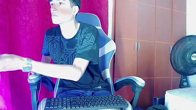 Snapshot of Johnny_cagee_ chatting on 02-03-26, 01:26 Johnny cagee online show from 02-03-26, 01:26