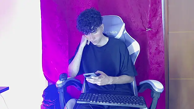 Snapshot of Johnny_cagee_ chatting on 02-18-26, 01:12 Johnny cagee online show from 02-18-26, 01:12