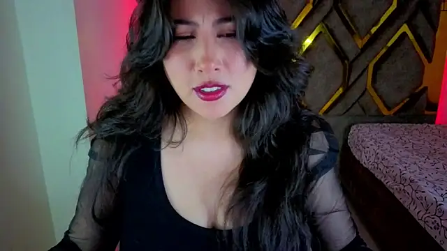 Snapshot of Luvienne chatting on 02-16-26, 08:27 Luvienne online show from 02-16-26, 08:27