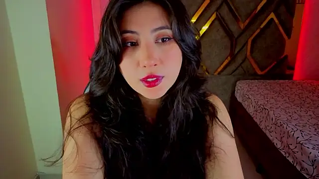 Snapshot of Luvienne chatting on 02-24-26, 08:07 Luvienne online show from 02-24-26, 08:07