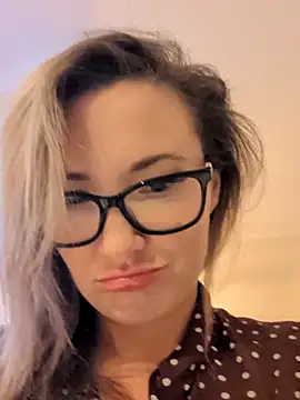 Snapshot of PrettyVixen chatting on 02-25-26, 12:04 PrettyVixen online show from 02-25-26, 12:04