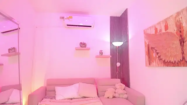 Snapshot of TAHIELA_ chatting on 02-13-26, 10:44 TAHIELA online show from 02-13-26, 10:44