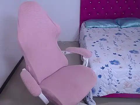 Snapshot of sara_queen69 chatting on 02-15-26, 11:19 sara queen69 online show from 02-15-26, 11:19