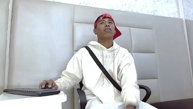 Snapshot of TonnyMarck chatting on 02-27-26, 02:33 TonnyMarck online show from 02-27-26, 02:33