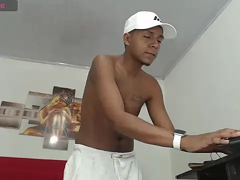 Snapshot of hotboyluxe chatting on 02-11-26, 06:13 hotboyluxe online show from 02-11-26, 06:13