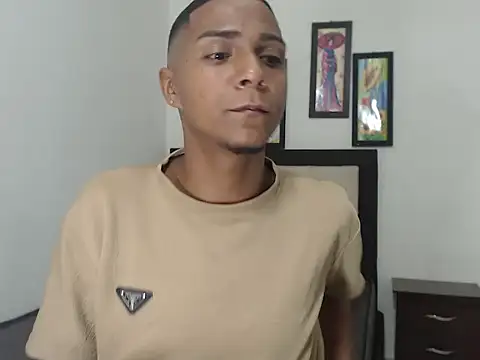 Snapshot of hotboyluxe chatting on 02-14-26, 02:41 hotboyluxe online show from 02-14-26, 02:41