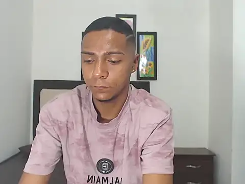 Snapshot of hotboyluxe chatting on 02-15-26, 11:30 hotboyluxe online show from 02-15-26, 11:30