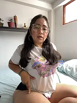 Snapshot of alisbloom chatting on 02-05-26, 06:01 alisbloom online show from 02-05-26, 06:01