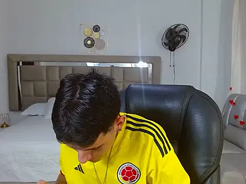 Snapshot of eroboyxox chatting on 02-19-26, 07:32 eroboyxox online show from 02-19-26, 07:32