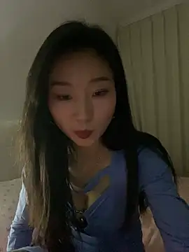 Snapshot of XiaoGui10 chatting on 02-12-26, 02:45 XiaoGui10 online show from 02-12-26, 02:45