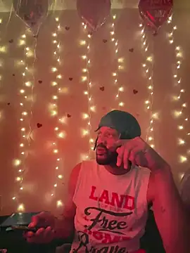 Snapshot of magic_man1085 chatting on 02-12-26, 03:12 magic man1085 online show from 02-12-26, 03:12