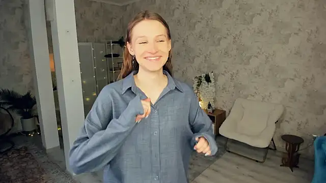 Snapshot of LianneBynon chatting on 02-13-26, 07:37 LianneBynon online show from 02-13-26, 07:37