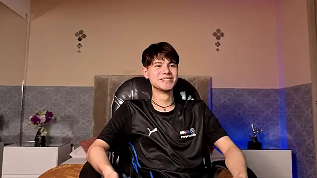 Snapshot of Derek_Sinn chatting on 02-11-26, 08:03 Derek Sinn online show from 02-11-26, 08:03