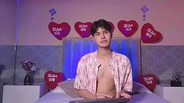 Snapshot of Derek_Sinn chatting on 02-16-26, 07:43 Derek Sinn online show from 02-16-26, 07:43