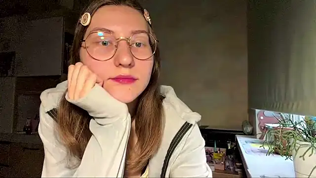 Snapshot of Miaaa_Moon chatting on 04-21-26, 02:45 Miaaa Moon online show from 04-21-26, 02:45