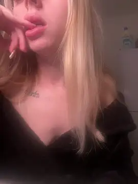 Snapshot of Blonde_CassieXX chatting on 02-11-26, 09:09 Blonde CassieXX online show from 02-11-26, 09:09