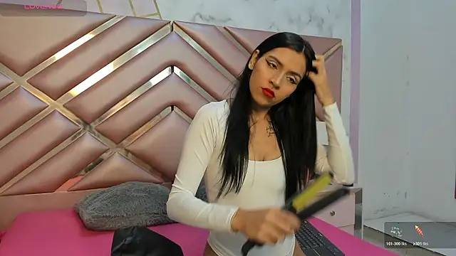 Snapshot of LauraRoot chatting on 02-11-26, 11:37 LauraRoot online show from 02-11-26, 11:37