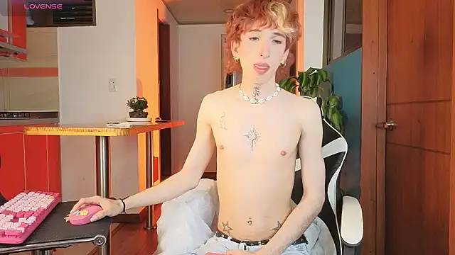 Snapshot of golden_twink_ chatting on 02-15-26, 10:25 golden twink online show from 02-15-26, 10:25