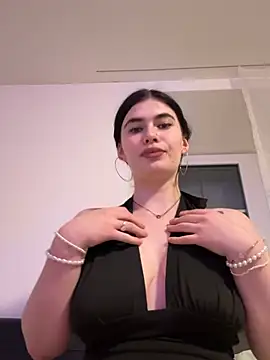 Snapshot of Evie-Moore chatting on 02-26-26, 10:53 Evie-Moore online show from 02-26-26, 10:53