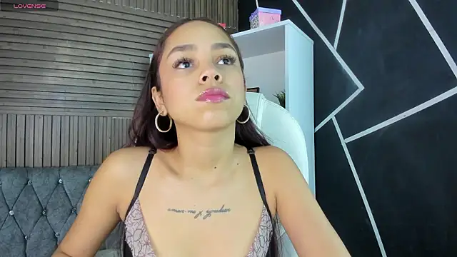 Snapshot of CarolineFyre chatting on 02-03-26, 12:32 CarolineFyre online show from 02-03-26, 12:32