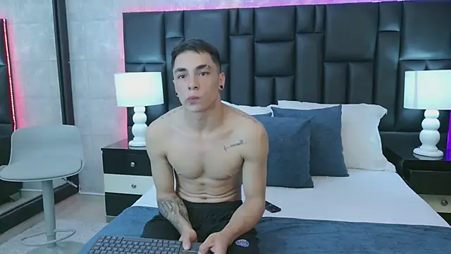 Snapshot of KarlaAndMike chatting on 02-27-26, 04:45 KarlaAndMike online show from 02-27-26, 04:45