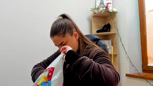 Snapshot of Maddinia chatting on 02-02-26, 08:13 Maddinia online show from 02-02-26, 08:13