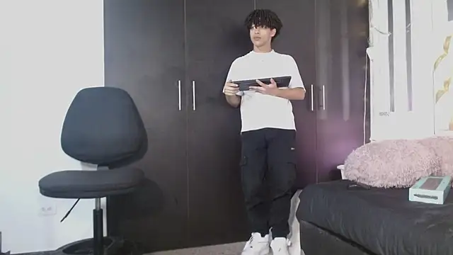 Snapshot of ian_smith_ chatting on 02-18-26, 12:01 ian smith online show from 02-18-26, 12:01