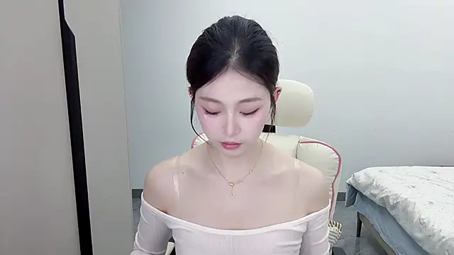 Snapshot of DYyyyyy-- chatting on 02-01-26, 12:04 DYyyyyy-- online show from 02-01-26, 12:04