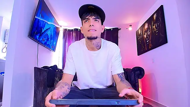 Snapshot of miguel_aguirre_ chatting on 02-02-26, 02:49 miguel aguirre online show from 02-02-26, 02:49