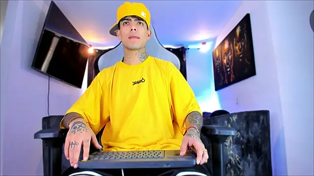 Snapshot of miguel_aguirre_ chatting on 02-21-26, 12:50 miguel aguirre online show from 02-21-26, 12:50