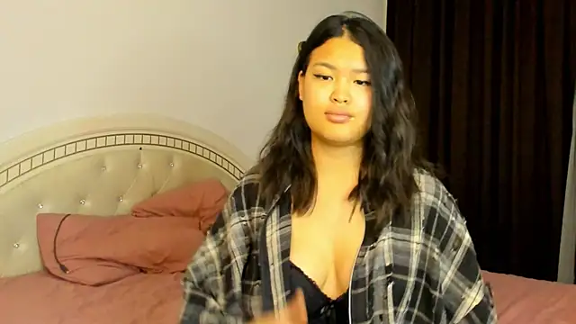 Snapshot of luna_yum chatting on 02-14-26, 07:21 luna yum online show from 02-14-26, 07:21