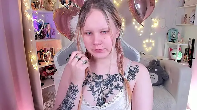 Snapshot of AnnieVibe chatting on 02-05-26, 05:39 AnnieVibe online show from 02-05-26, 05:39