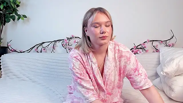 Snapshot of JonnaWalby chatting on 02-12-26, 04:24 JonnaWalby online show from 02-12-26, 04:24