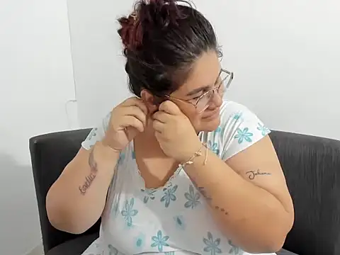 Snapshot of OSITA_1992 chatting on 02-12-26, 04:02 OSITA 1992 online show from 02-12-26, 04:02